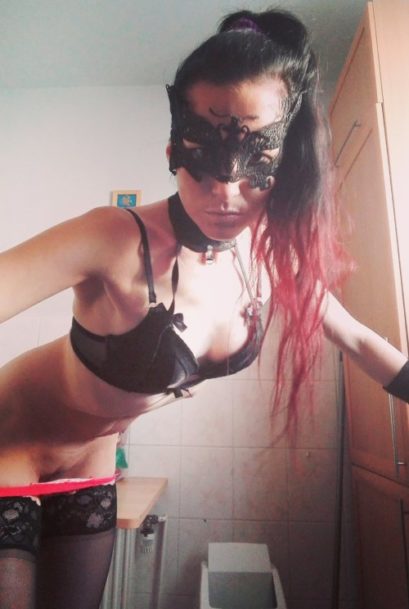 Amateur Cam Girl With Mask Masturbating Online